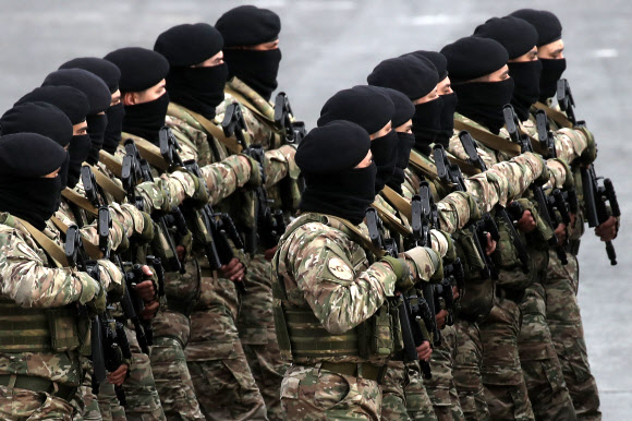 군인들이 10일(현지시간) 아제르바이잔 바쿠에서 나고르노 카라바흐 군사 분쟁의 종식을 기념하는 열병식이 시작되기 전에 줄맞춰 행진하고 있다. 타스 연합뉴스