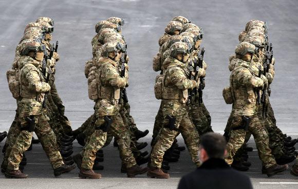군인들이 10일(현지시간) 아제르바이잔 바쿠에서 나고르노 카라바흐 군사 분쟁의 종식을 기념하는 열병식이 시작되기 전에 줄맞춰 행진하고 있다. 타스 연합뉴스