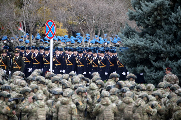 군인들이 10일(현지시간) 아제르바이잔 바쿠에서 나고르노 카라바흐 군사 분쟁의 종식을 기념하는 열병식이 시작되기 전에 대기하고 있다. 타스 연합뉴스