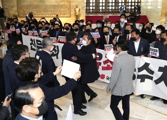 공수처 두고 기싸움