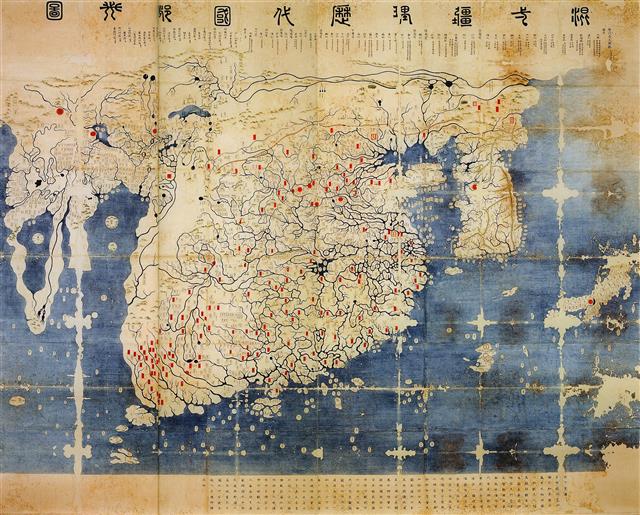 1402년 제작한 조선의 세계지도 혼일강리역대국도지도 모사본. 중국을 중심에 놓고 당시 영향력에 따라 조선은 크게, 일본은 작게 그렸다. 너머북스 제공