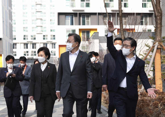 문재인 대통령이 10일 오후 LH 임대주택 100만호를 기념해 경기도 화성동탄 행복주택 단지를 방문했다. 문 대통령과 김현미 국토교통부 장관과 변창흠 LH 사장(국토부 장관 후보자)이 단지 내부를 살펴보며 이동하고 있다.  2020.12.11 도준석 기자 pado@seoul.co.kr