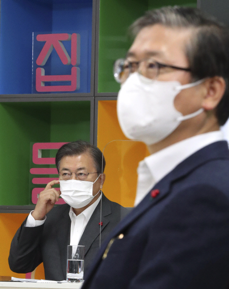 문재인 대통령이 11일 오전 경기 화성시 LH 임대주택 100만호 기념단지인 동탄 공공임대주택에서 열린 살고 싶은 임대주택 보고회에 참석해 있다. 앞으로 국토교통부 장관 후보자인 변창흠 LH사장이 보이고 있다.  2020.12.11 도준석 기자 pado@seoul.co.kr