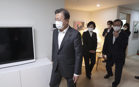 문재인 대통령이 10일 오후 LH 임대주택 100만호를 기념해 경기도 화성동탄 행복주택 단지를 방문했다. 문 대통령과 김현미 국토교통부 장관, 변창흠 LH 사장(국토부 장관 후보자)이 방 2개 단층 세대 내부를 살펴보고 있다. 2020.12.11 도준석 기자 pado@seoul.co.kr