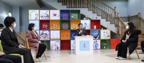 문재인 대통령이 10일 오후 LH 임대주택 100만호를 기념해 경기도 화성동탄 행복주택 단지를 방문했다. 문 대통이 단지 내 어린이집에서 열린 ‘살고싶은 임대주택 보고회’에서 발언하고 있다.  2020.12.11 도준석 기자 pado@seoul.co.kr