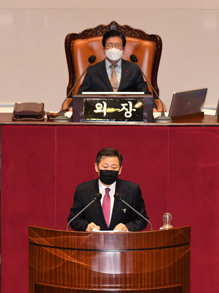국민의힘 이철규 의원이 10일 오후 서울 여의도 국회에서 열린 본회의에서 국가정보원법 전부개정법률안에 대한 무제한토론(필리버스터)을 하고 있다. 2020.12.10 연합뉴스