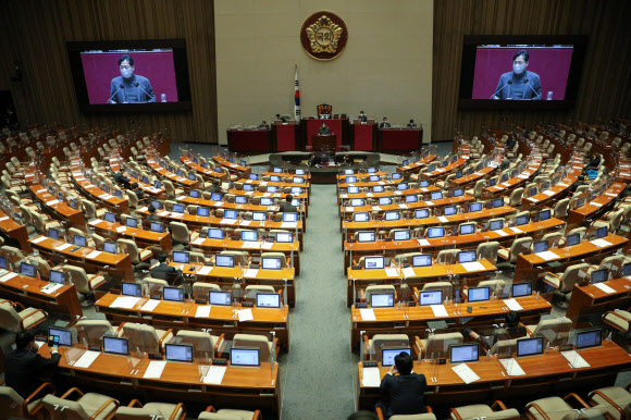 더불어민주당 홍익표 의원이 11일 오전 서울 여의도 국회에서 열린 본회의에서 국가정보원법 전부개정법률안에 대한 무제한토론을 하고 있다. 필리버스터는 법안 처리에 반대하는 의원들이 무제한 토론으로 표결을 최대한 지연시키는 전략이지만, 홍 의원은 법안 개정에 찬성하는 취지의 발언을 위해 발언대에 섰다. 2020.12.11 연합뉴스