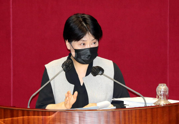 국민의힘 윤희숙 의원이 11일 오후 국회 본회의에서 국가정보원법 전부개정법률안에 대한 무제한 토론(필리버스터)을 하고 있다.  <br>연합뉴스