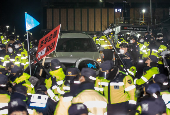 아동 성범죄자 조두순을 태운 관용차량이 12일 오전 구로구 서울남부교도소를 나서고 있다.                       연합뉴스