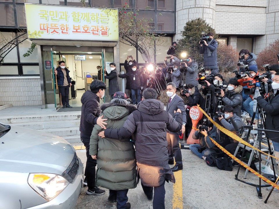 12일 형기를 마치고 출소한 조두순이 안산 보호관찰소 안으로 들어서고 있다.  안산 최영권 기자 story@seoul.co.kr