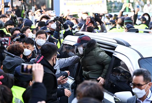 아동 성폭행 혐의로 징역 12년을 복역 후 출소한 조두순(68)이 12일 오전 경기도 안산시내 거주지로 향하고 있다. 2020.12.12 뉴스1