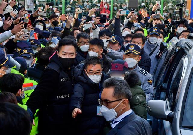아동 성폭행 혐의로 징역 12년을 복역 후 출소한 조두순(68)이 12일 오전 경기도 안산시내 거주지로 향하고 있다. 2020.12.12 뉴스1