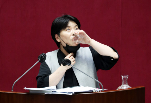 국민의힘 윤희숙 의원이 11일 오후 국회 본회의에서 국가정보원법 전부개정 법률안에 대한 무제한 토론(필리버스터) 도중 물을 마시고 있다.  2020.12.11  연합뉴스