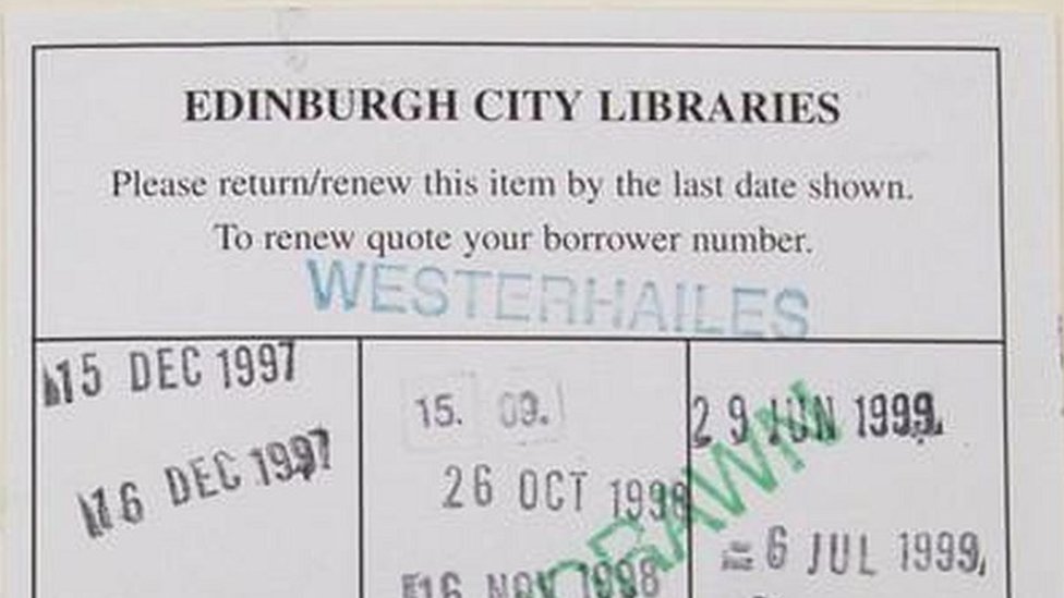 이날 경매에서 1만 9000 파운드에 낙찰된 에딘버러 도서관 소장본. 책을 대여하고 반납한 날짜가 도장으로 찍혀 있다. 핸슨스 경매 제공 영국 BBC 홈페이지 캡처 
