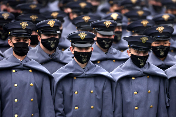 육군 생도들이 12일(현지시간) 미국 뉴욕주 웨스트포인트에서 열린 해군과의 NCAA 대학 축구 경기 전에 경기장에서 행진하고 있다. AP 연합뉴스