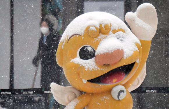 올겨울 첫 대설주의보가 내려진 13일 서울 남산에 설치된 해치가 눈에 쌓여있다. 2020. 12. 13 박윤슬 기자 seul@seoul.co.kr