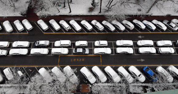 서울에 폭설이 내린 13일 반포의 한 아파트 주차장위 차량에 눈이 가득 쌓여 있다. 2020.12.13 박지환 기자 popocar@seoul.co.kr