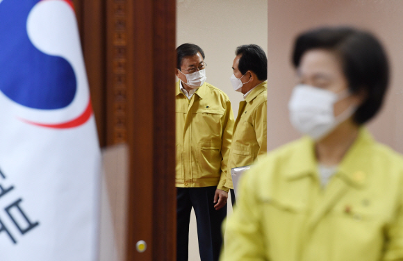 문재인 대통령이 13일 오후 정부서울청사 중앙재난안전대책본부 회의장으로 입장하기에 앞서 정세균 국무총리와 대화를 나누고 있다. 2020. 12. 13 도준석 기자pado@seoul.co.kr