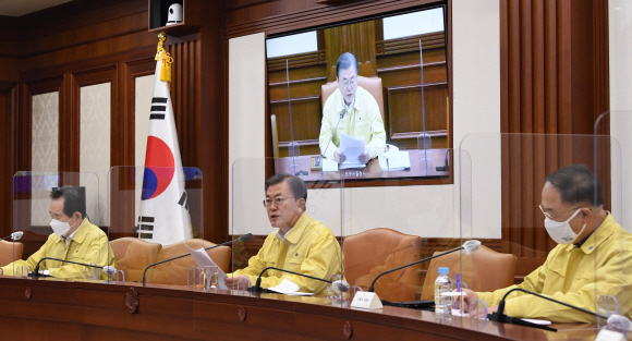 문재인 대통령이 13일 오후 정부서울청사에서 열린 중앙재난안전대책본부회의에서 모두발언을 하고 있다. 2020. 12. 13 도준석 기자pado@seoul.co.kr