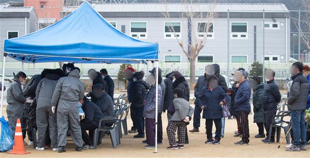 추운 날씨에 코로나19 검사 기다리는 어르신들