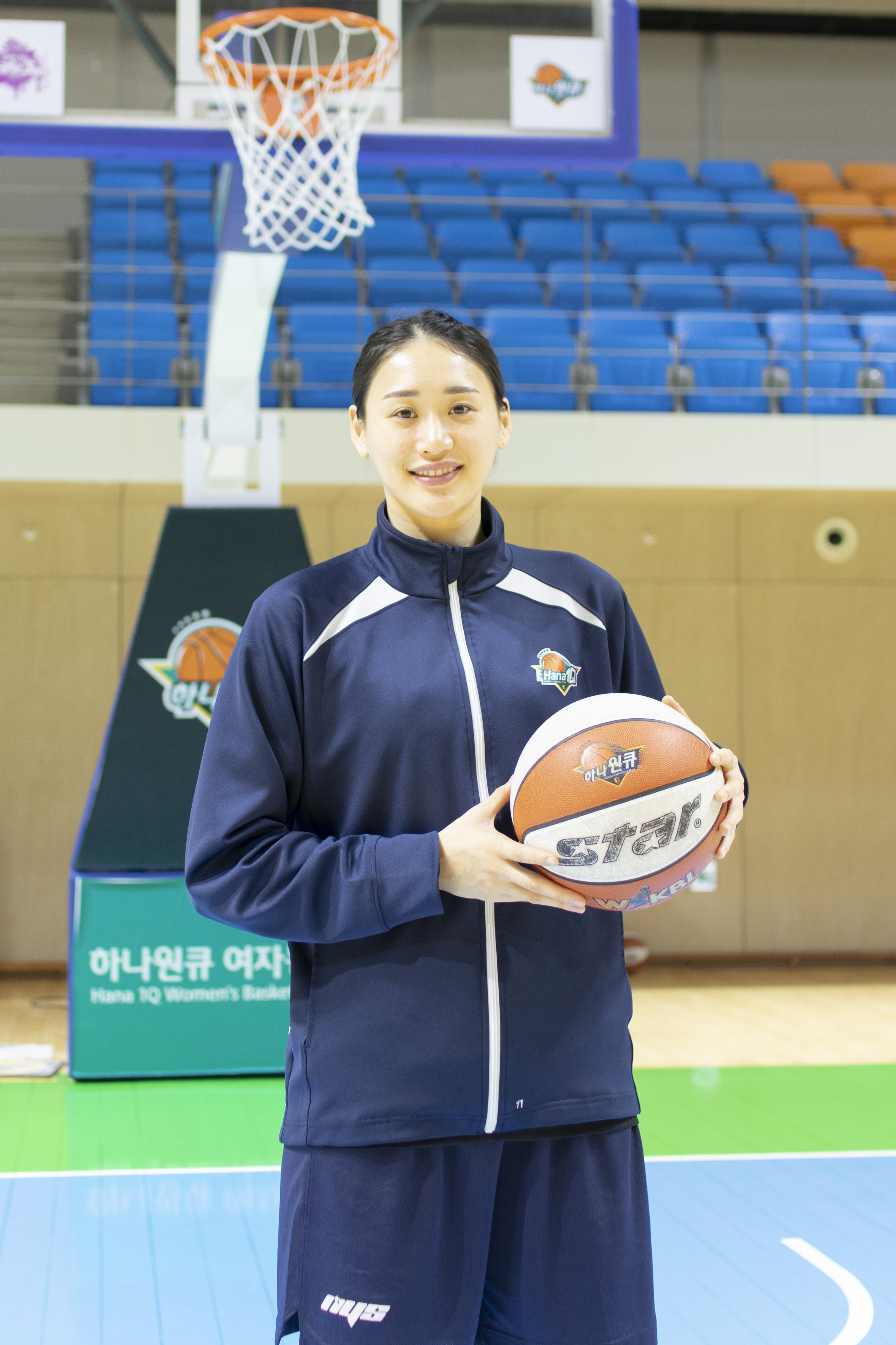강이슬이 지난 8일 인천 청라에 위치한 하나원큐 농구단 숙소 연습장에서 농구공을 들고 미소 짓고 있다.