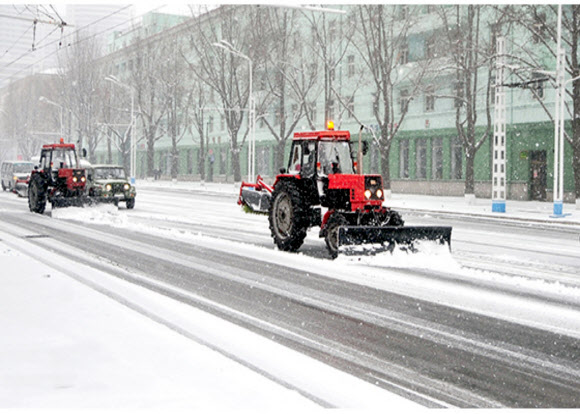 지난 13일 첫눈이 내린 평양의 모습이다. 하얀 눈이 덮힌 평양시내와 대동문 모란봉 등지의 설경을 노동당 기관지 노동신문홈페이지가 14일 소개했다. 2020.12.14  노동신문 홈페이지 캡처