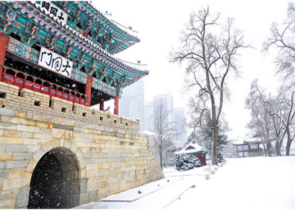 지난 13일 첫눈이 내린 평양의 모습이다. 하얀 눈이 덮힌 평양시내와 대동문 모란봉 등지의 설경을 노동당 기관지 노동신문홈페이지가 14일 소개했다. 2020.12.14  노동신문 홈페이지 캡처