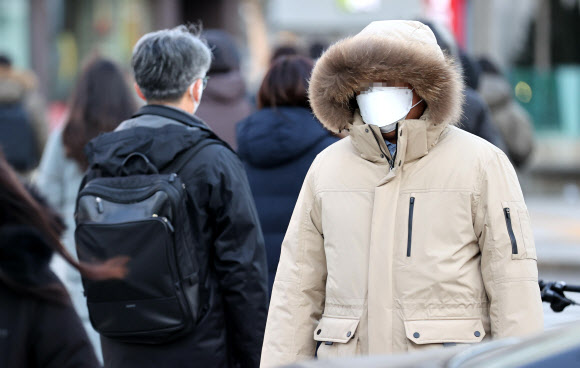 영하권의 추운 날씨를 보이는 14일 오전 서울 종로구 광화문 네거리에서 출근길 시민들이 발걸음을 옮기고 있다. 2020.12.14  연합뉴스