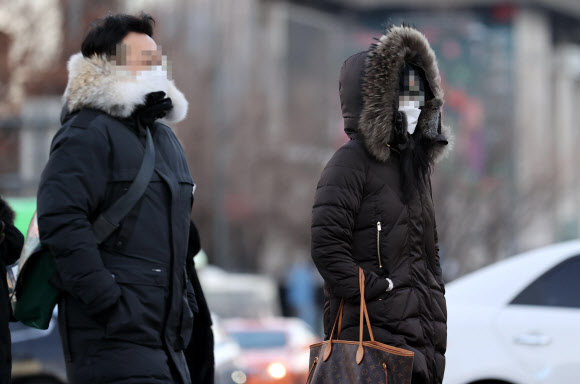 영하권의 추운 날씨를 보이는 14일 오전 서울 종로구 광화문 네거리에서 출근길 시민들이 발걸음을 옮기고 있다. 2020.12.14  연합뉴스