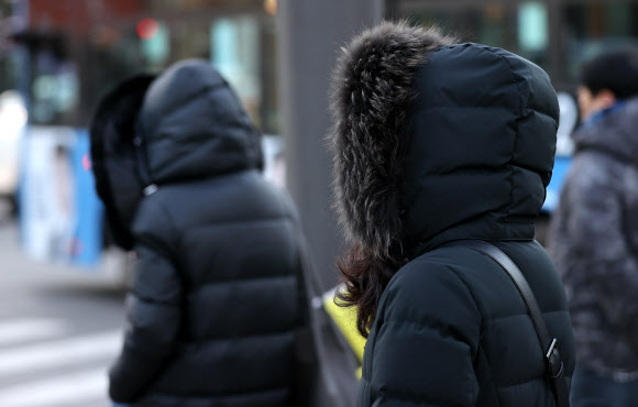 영하권의 추운 날씨를 보이는 14일 오전 서울 종로구 광화문 네거리에서 출근길 시민들이 발걸음을 옮기고 있다. 2020.12.14  연합뉴스