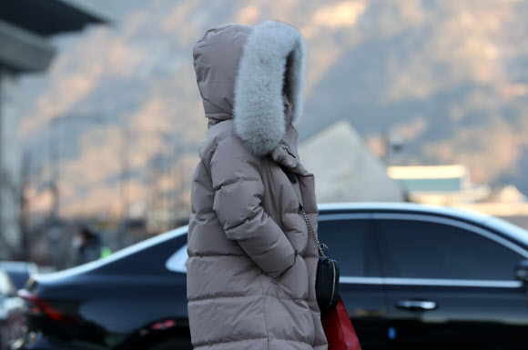 영하권의 추운 날씨를 보이는 14일 오전 서울 종로구 광화문 네거리에서 출근길 시민들이 발걸음을 옮기고 있다. 2020.12.14  연합뉴스