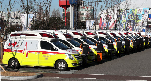 14일 오전 경기도 수원종합운동장에 소방 동원령 1호 발령에 따라 전국에서 모인 구급차와 소방대원들이 집결해 있다. 소방청은 신종 코로나바이러스 감염증(코로나19) 신규 확진자가 급증하고 있는 수도권 지역의 환자 이송을 지원하기 위해 소방 동원령 1호를 발령하고 부산 등 12개 시·도 소방본부의 구급 차량·대원을 서울과 경기도로 이동시켰다. 2020.12.14  연합뉴스