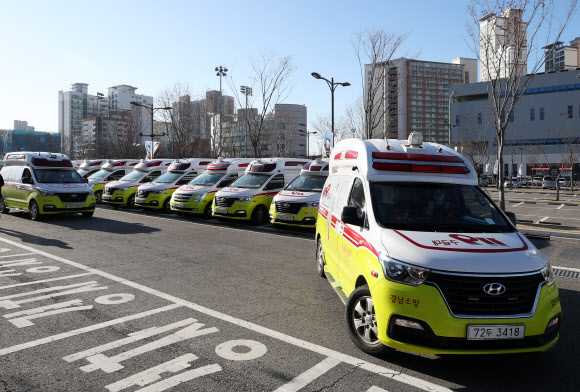 14일 오전 경기도 수원종합운동장에 소방 동원령 1호 발령에 따라 전국에서 모인 구급차가 들어오고 있다. 소방청은 신종 코로나바이러스 감염증(코로나19) 신규 확진자가 급증하고 있는 수도권 지역의 환자 이송을 지원하기 위해 소방 동원령 1호를 발령하고 부산 등 12개 시·도 소방본부의 구급 차량·대원을 서울과 경기도로 이동시켰다. 2020.12.14  연합뉴스