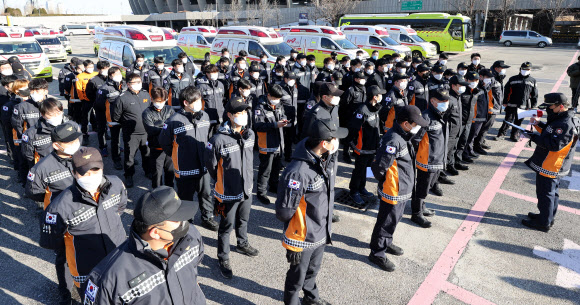 14일 오전 서울 잠실 종합운동장 앞에 구급차와 대원들이 집결해 있다. 소방청은 신종 코로나바이러스 감염증(코로나19) 신규 확진자가 급증하고 있는 수도권 지역의 환자 이송을 지원하기 위해 이날 낮 12시부로 소방 동원령 1호를 발령하고 부산 등 12개 시·도 소방본부의 구급 차량·대원을 서울과 경기도로 이동시켰다. 2020.12.14  연합뉴스