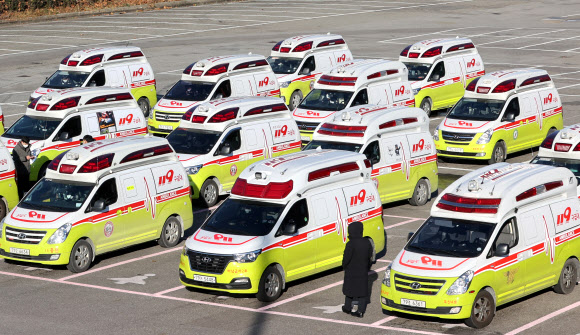 14일 오전 서울 잠실 종합운동장 앞에 구급차가 집결해 있다. 소방청은 신종 코로나바이러스 감염증(코로나19) 신규 확진자가 급증하고 있는 수도권 지역의 환자 이송을 지원하기 위해 이날 낮 12시부로 소방 동원령 1호를 발령하고 부산 등 12개 시·도 소방본부의 구급 차량·대원을 서울과 경기도로 이동시켰다. 2020.12.14  연합뉴스