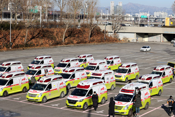 14일 오전 서울 잠실 종합운동장 앞에 구급차가 집결해 있다. 소방청은 신종 코로나바이러스 감염증(코로나19) 신규 확진자가 급증하고 있는 수도권 지역의 환자 이송을 지원하기 위해 이날 낮 12시부로 소방 동원령 1호를 발령하고 부산 등 12개 시·도 소방본부의 구급 차량·대원을 서울과 경기도로 이동시켰다. 2020.12.14  연합뉴스