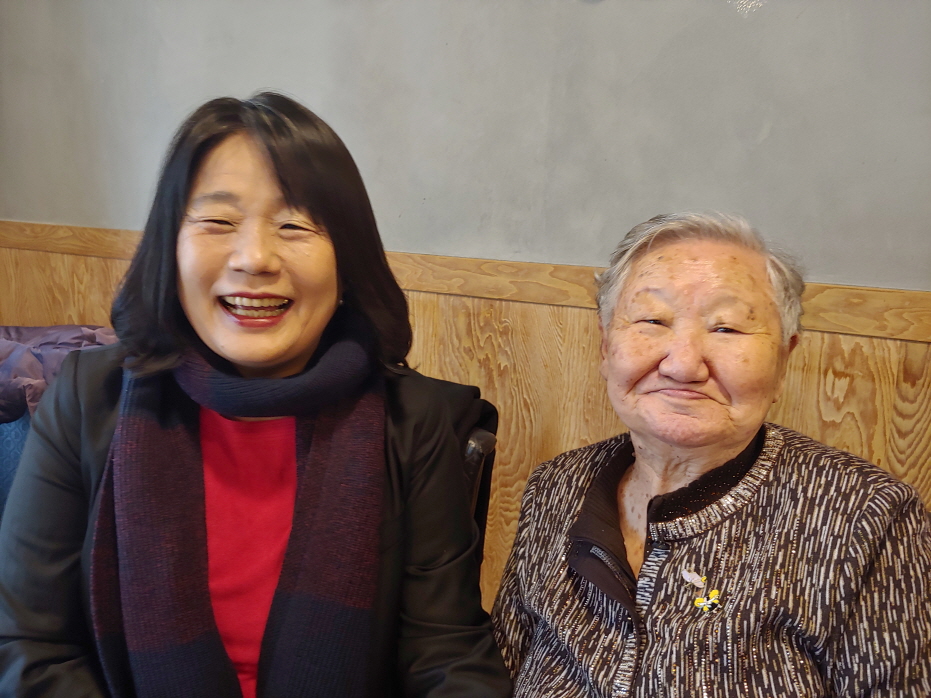 2019년 11월 19일 정의기억연대가 연 길원옥(오른쪽) 할머니 생일잔치에서 윤미향 의원. 출처:정의기억연대 홈페이지