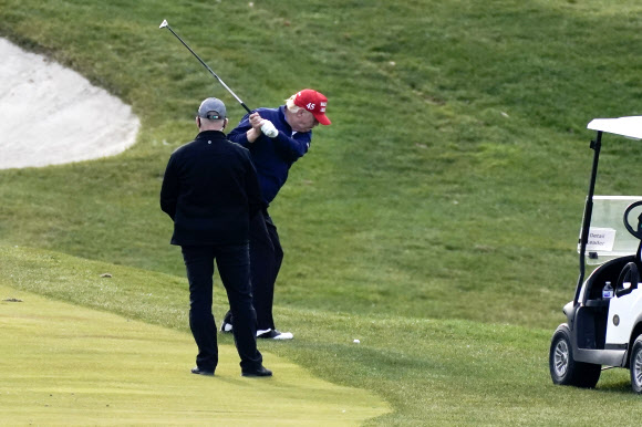 13일(현지시간) 버지니아주 골프장을 찾은 도널드 트럼프 미국 대통령. AP