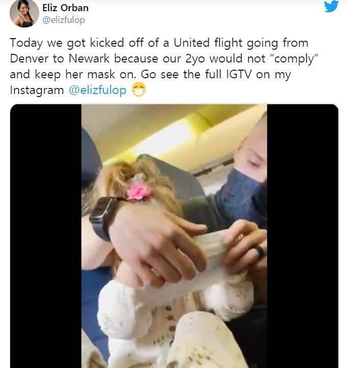 유나이티드항공 여객기에 탑승했다가 2세 유아가 마스크를 끼지 않아 하차하게된 가족의 기내 모습. 엄마인 엘리즈 오번이트위터에 올린 영상 갈무리. 연합뉴스