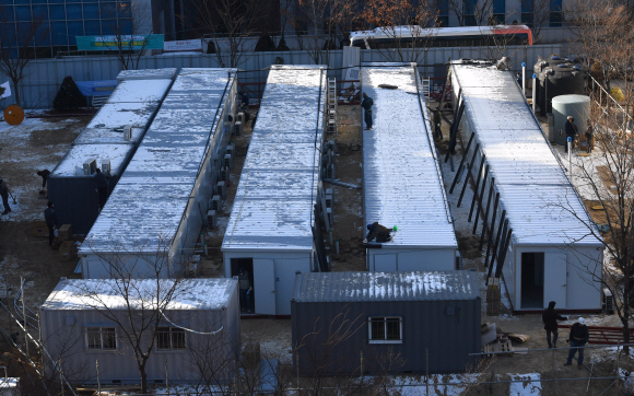 14일 서울 중랑구 서울의료원에 임시 컨테이너 병동이 건설되고 있다. 2020.12.14  박지환 기자 popocar@seoul.co.kr