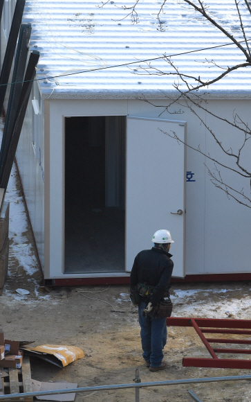 14일 서울 중랑구 서울의료원에 임시 컨테이너 병동이 건설되고 있다. 2020.12.14  박지환 기자 popocar@seoul.co.kr