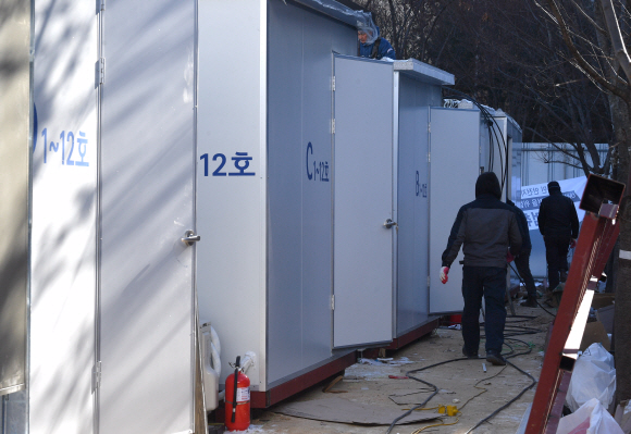 14일 서울 중랑구 서울의료원에 임시 컨테이너 병동이 건설되고 있다. 2020.12.14  박지환 기자 popocar@seoul.co.kr