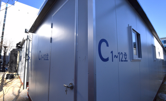 14일 서울 중랑구 서울의료원에 임시 컨테이너 병동이 건설되고 있다. 2020.12.14  박지환 기자 popocar@seoul.co.kr