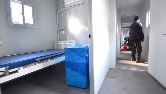 14일 서울 중랑구 서울의료원에 임시 컨테이너 병동이 건설되고 있다. 2020.12.14  박지환 기자 popocar@seoul.co.kr