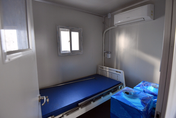 14일 서울 중랑구 서울의료원에 임시 컨테이너 병동이 건설되고 있다. 2020.12.14  박지환 기자 popocar@seoul.co.kr