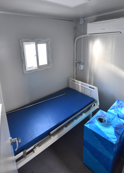 14일 서울 중랑구 서울의료원에 임시 컨테이너 병동이 건설되고 있다. 2020.12.14  박지환 기자 popocar@seoul.co.kr