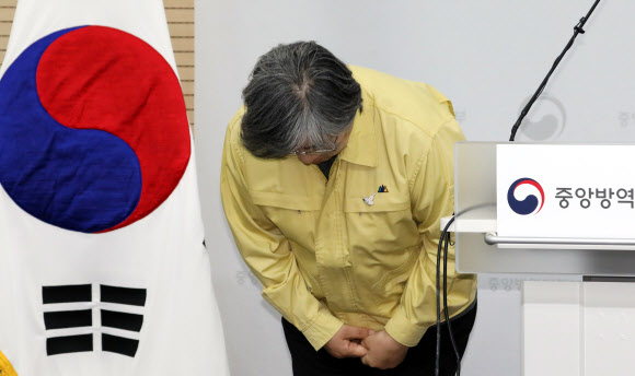 정은경 중앙방역대책본부장(질병관리청장)이 14일 오후 충북 청주시 질병관리본부에서 코로나19 국내 발생 현황 및 확진 환자 중간조사 결과 등 정례브리핑에 앞서 인사하고 있다.  정 청장은 이달 초 어깨 골절 부상으로 병원 입원 치료를 받은 뒤 현장에 복귀해 약 2주만에 브리핑에 참석했다. 2020.12.14  연합뉴스