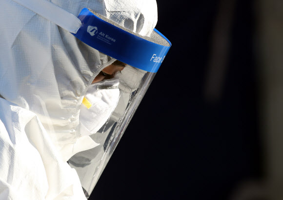 성에 낀 의료진의 얼굴 가리개