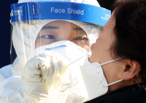성에 낀 의료진의 얼굴 가리개