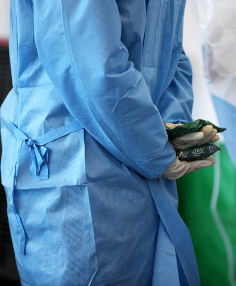 잠시라도 녹여보는 손